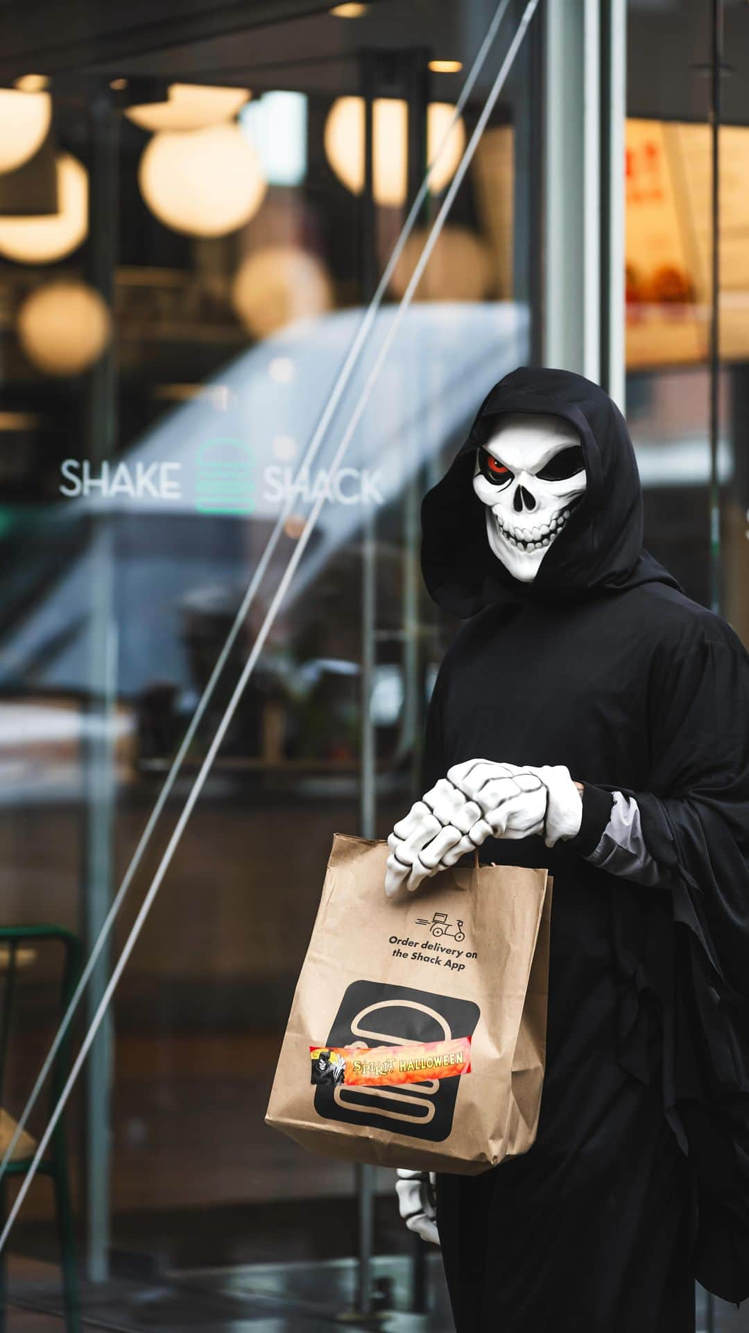 SHAKE SHACKのインスタグラム：「Trick-or-treat, NYC. Order delivery on the Shack App tomorrow and you could receive a scare and a surprise from Shake Shack and Spirit Halloween.」