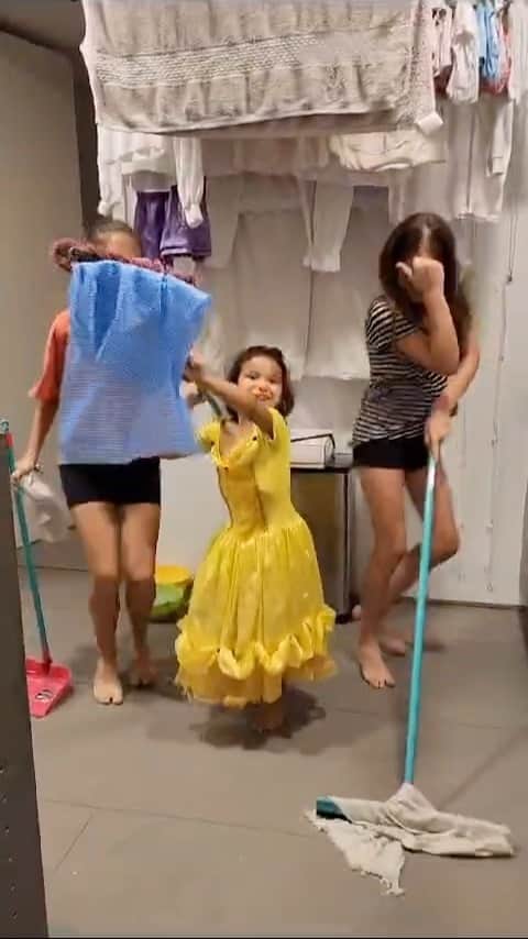 Tic iPinheiroのインスタグラム：「FELIZ DIA DAS CRIANÇAS!!!  Nunca deixe de ser criança! Mesmo nos momentos mais inusitados, divirta se com a criança que ainda existe dentro de vc🤣🤣🤣 Obs: A Rafa e a amiga dela vão me matar pq postei esse video, mas eu AMEI e MORRI de RIR. Precisava compartilhar!」