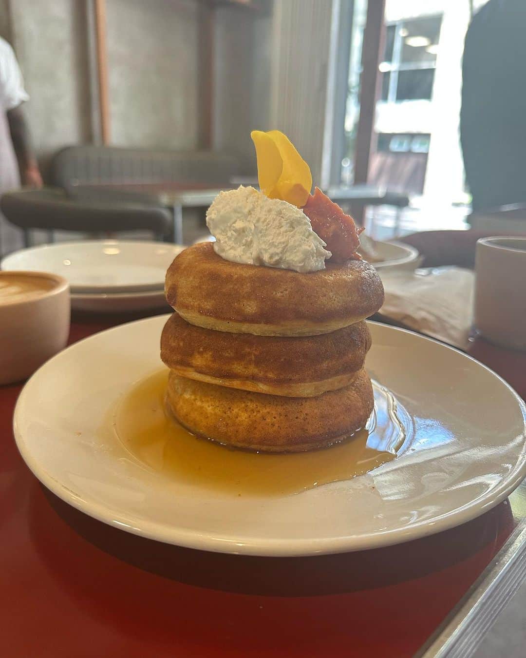 のインスタグラム：「I’m sure you’ve seen this stack before but it’s my first time back to @_niddo in 3 years so I’m celebrating, okay?!」