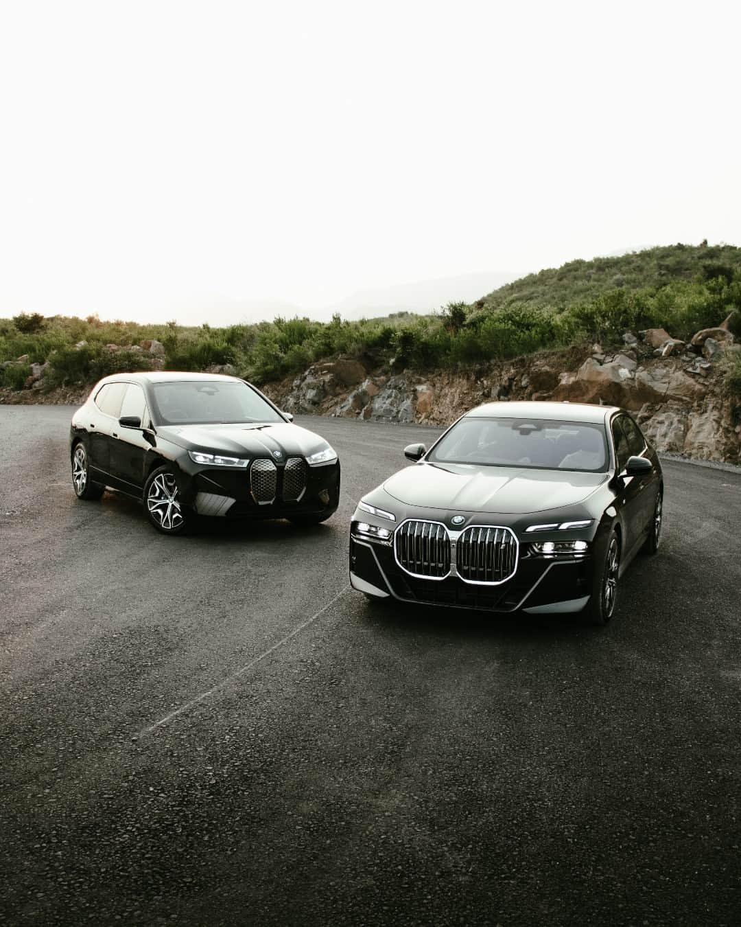 BMWさんのインスタグラム写真 - (BMWInstagram)「These two are ready for Halloween 🦇 📸: @dully.jpegs @qasimkhan09 @saadartbiz #BMWRepost   The BMW iX M60 and the BMW i7. #THEiX #THEi7 #BMW #BornElectric #BMWElectric __ BMW iX M60: Combined power consumption: 24.7–21.9 kWh/100 km. Combined CO2 emissions: 0 g/km. Electric range: 501–564 kilometers.  BMW i7 xDrive60: Combined power consumption: 19.6–18.4 kWh/100 km. Combined CO2 emissions: 0 g/km. Electric range: 590–625 kilometers.   All data according to WLTP. Further info: www.bmw.com/disclaimer」10月13日 0時16分 - bmw