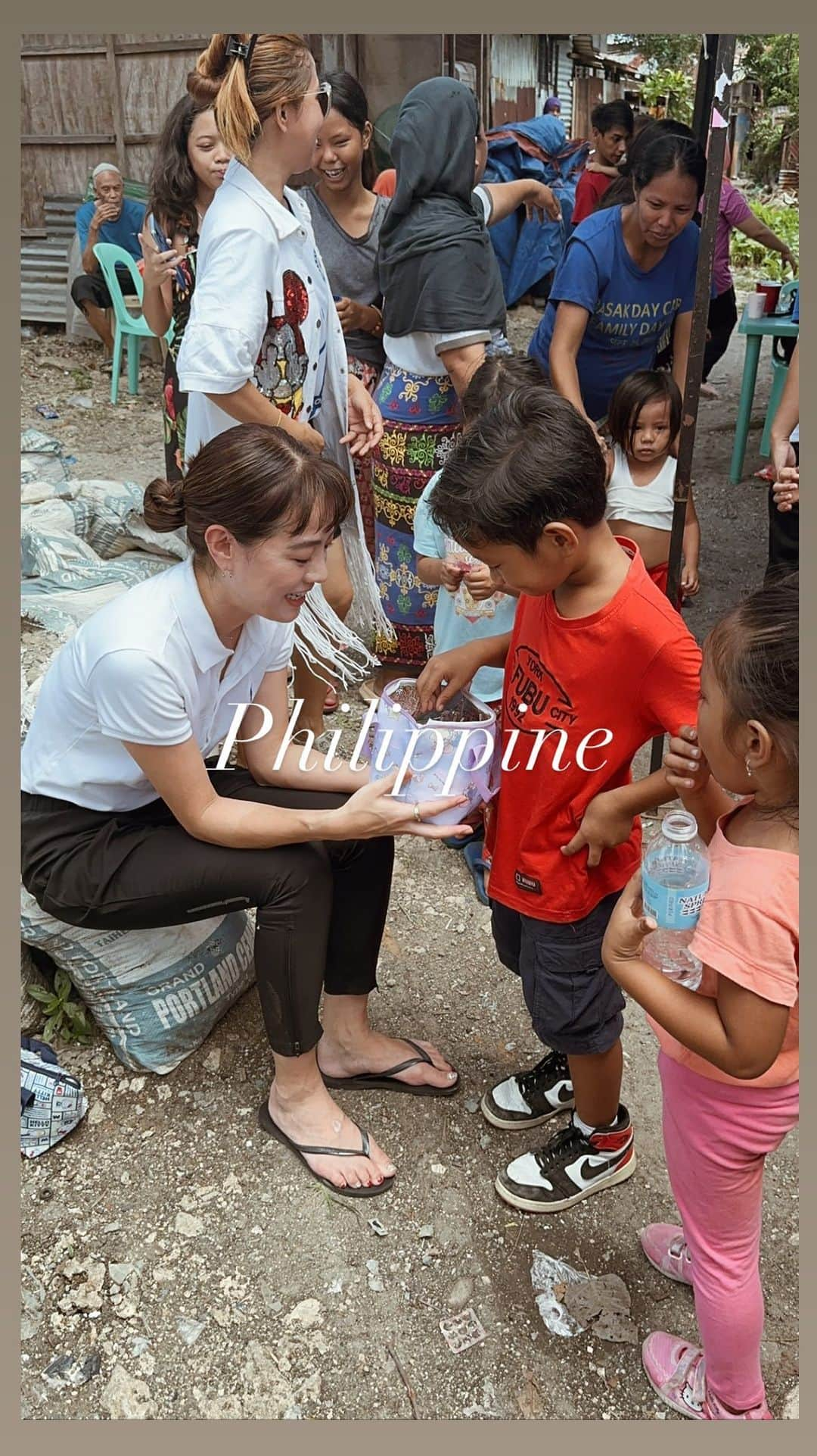 金ケ江悦子のインスタグラム：「* Philippine CEBUにある マクタン島のLAPULAPU city。  シングルマザーの方中心に役場に有志が集まり 毎週率先して、地域をまわっています。  今回はそのお仲間にいれてもらい みんなで子供たちの元へ☺️  Thank you!!!という言葉を 1000回は聞いたんじゃないかと思うほど。 みんな明るくてニコニコ “ありがとう”の回数が本当に多い。  “笑顔でありがとう” ただその言葉と表現だけで 自分も周りもあたたかい気持ちになる。  今一緒にいる、 今この瞬間を一緒に過ごすのとの喜びを 教えてもらった時間。  See you next year 😉❣️  #philippine  #cebu  #lapulapu   #フィリピン #セブ #ラプラプ #セブ旅 #フィリピン🇵🇭 #ありがとう #笑顔 #セブ留学 #フィリピン留学 #語学留学 #経験 special thanks, @ybanez.z @takahonjo @langit_cebu」