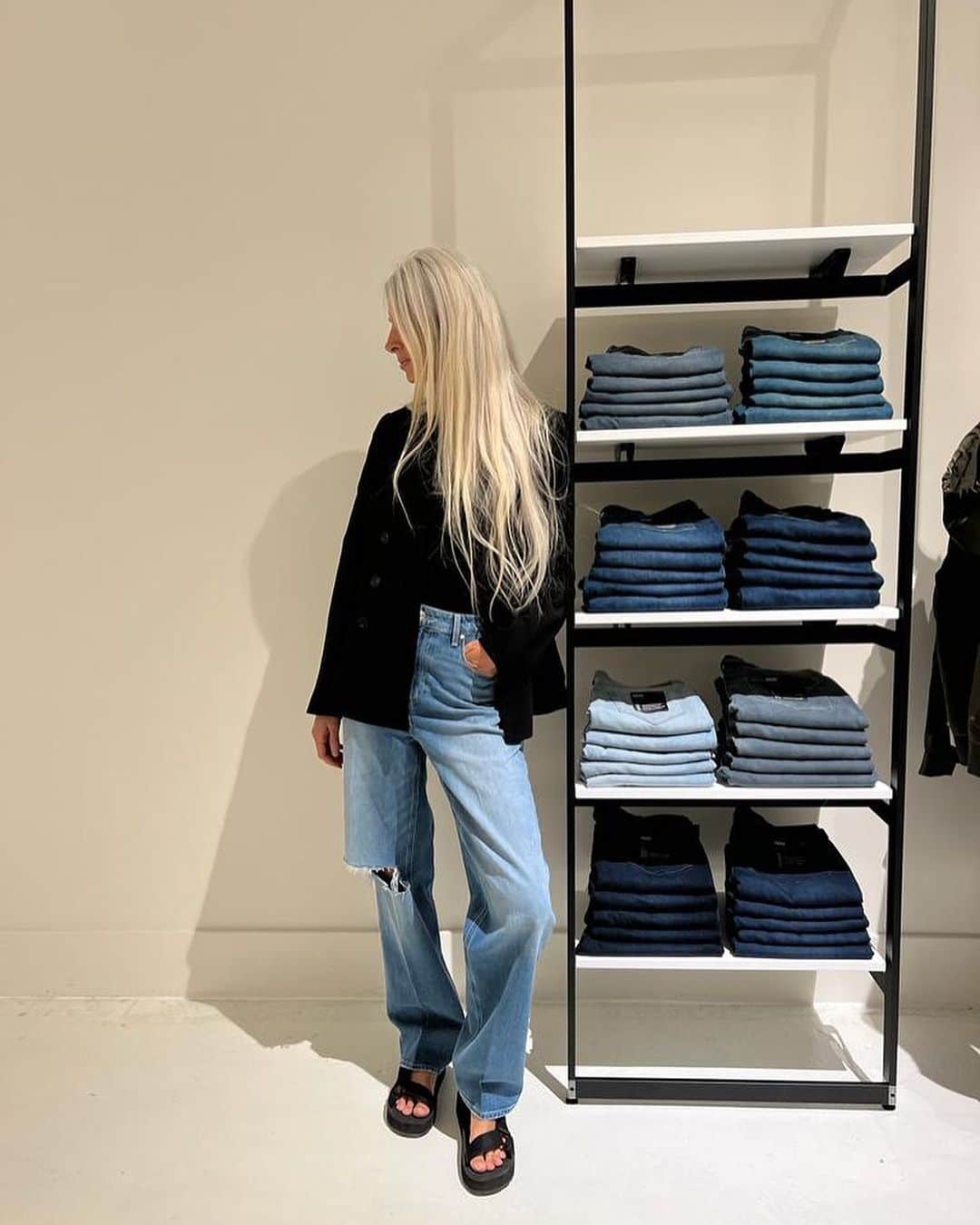 のインスタグラム：「When @sarahharris stops by // #LiveInIt」