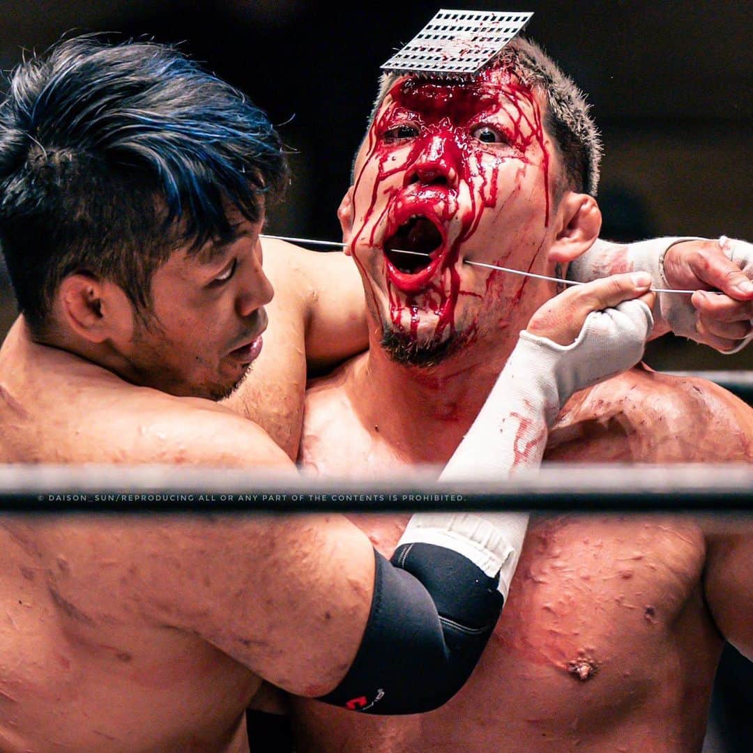 佐久田俊行のインスタグラム：「Photo by @daison_sun of Toshiyuki Sakuda working over Masashi Takeda. - GCW The WRLD on GCW 10/12/2023  #deathmatch #deathmatchwrestling #ultraviolent #unfnbelievable #prowrestling」