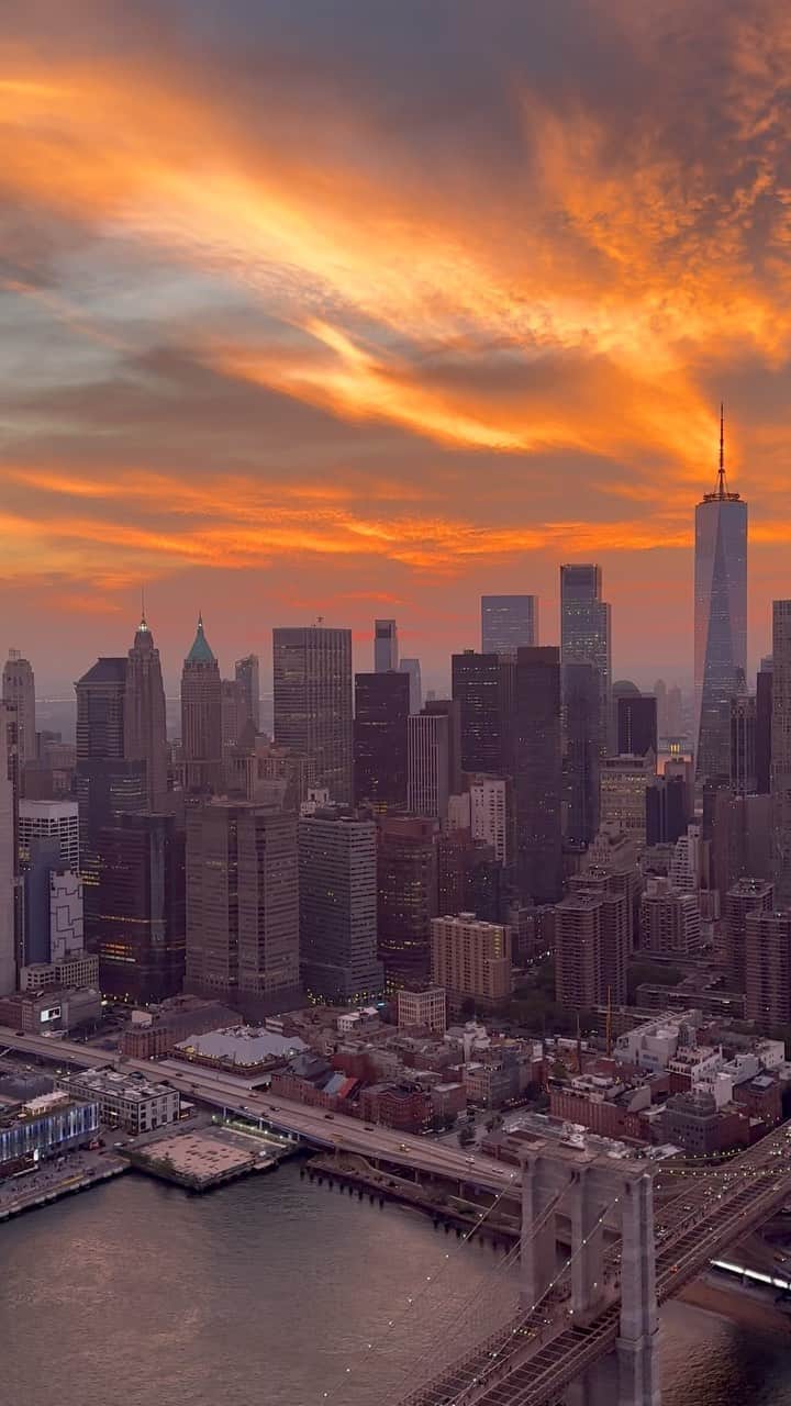 nyonairのインスタグラム：「Golden hour magic.✨   #reels #reelsinstagram #nyonair #helicopter #golden」