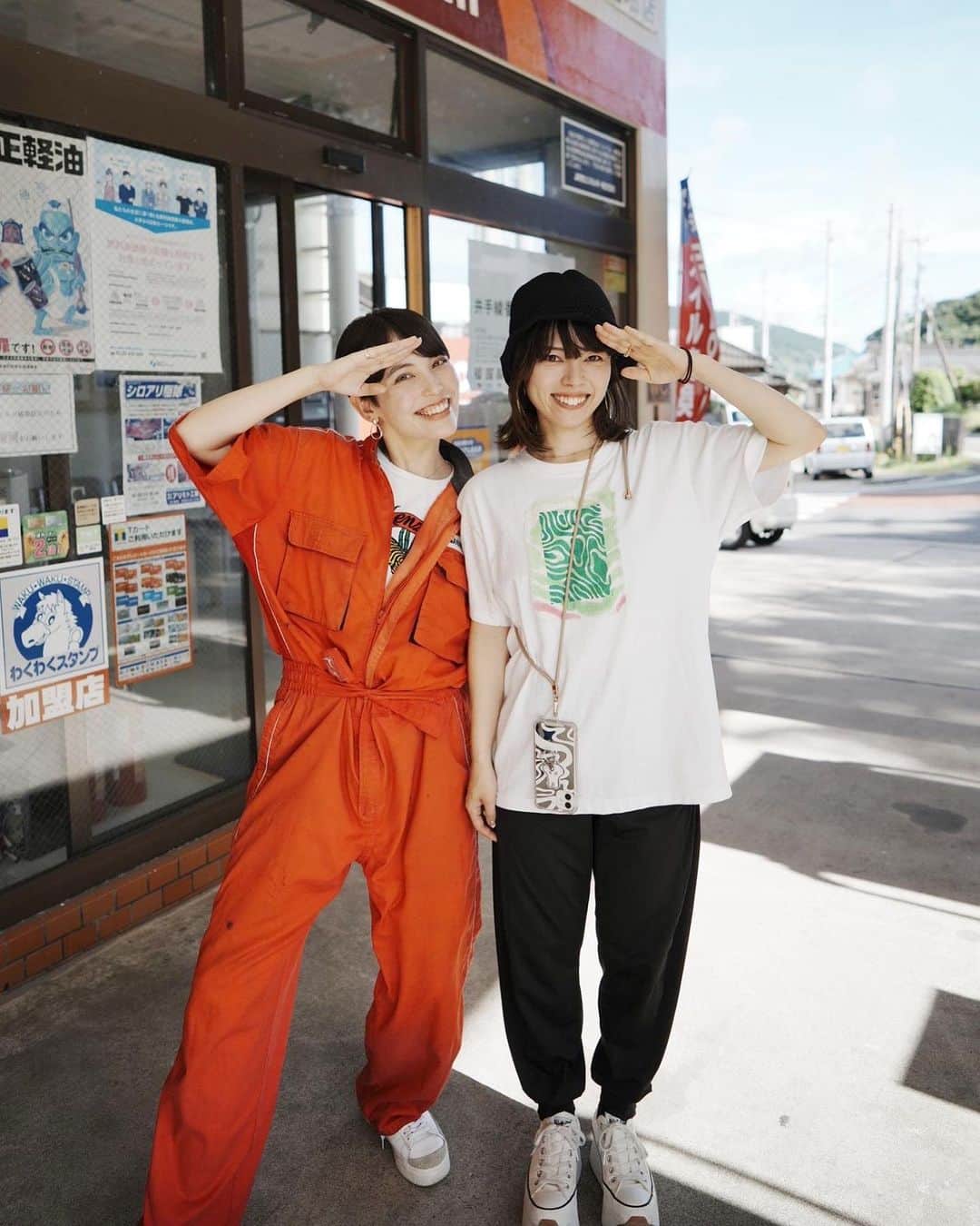 井手綾香のインスタグラム：「HAPPY BIRTHDAY @nikiiejp ♡♡♡   🎂10/21🎂  2011年、私が上京する前に出会って、東京で初めて出来た友達は、今では私の本当の姉のような大切な大切な大親友になりました🤝🏻あの頃から今まで、こうしてそばに居てくれてありがとう！🥰❤️  今年は2人ではじめてツーマンツアーを回ったり、ずっと連れて行きたいと思っていた私の地元に来てくれたり、なんと今はnikiieバンドのサポートとして参加することになったり🔥 2人の思い出としては今までで1番濃い時間かもしれないね！  ニキ姉は、深い愛と思いやりを持って接してくれる人。私もそんな素敵な姉さんになりたい！って、いつも背中を追いかけています💐  追いかけても追いかけても、いつまで経っても私は妹のままだけど、そんな私も何か力になれたらとずっと思っていたから。今回のバンドサポートはとっても嬉しいし全力を注ぎたい💪  10月14日のお昼に下北沢440でnikiieバンドワンマンがあるので、是非来てください！！配信もあるそうです✨✨本当に、サポートしながらニヤけちゃうくらい、超かっこいいです🤤  翌日10月15日はnikiieトリオバンドで名古屋にも行きます！こちらも是非！  書いてたら日付越しちゃったけど！ 改めて本当におめでとう！ ワンマン落ち着いたら2人でパァッと遊びに行こうぞ🎉笑  📸134 @kenji_agata」