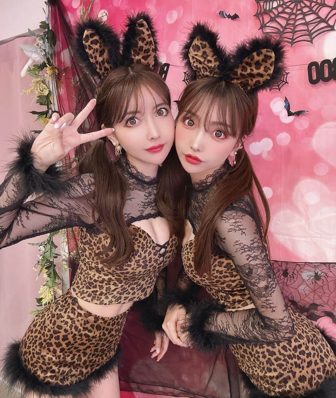 吉川ちえさんのインスタグラム写真 - (吉川ちえInstagram)「【🐆🩷🐆🩷🐆🩷】 . 双子でヒョウのコスプレ😍❤️ 実はこれカナちゃんが ( @kanaxxy_0421 )が ( @dress_sugar )さんと コラボして作ったコスプレなの🥰👍 めっちゃ可愛かった😚💓💓 . あと黒猫🐈‍⬛コスプレも 可愛かったなぁ✌️💕💕 . #ハロウィン #ハロウィンコスプレ  #Sugar #キャバドレスsugar  #ハロウィン仮装 #halloween」10月13日 0時20分 - yoshikawachie_16