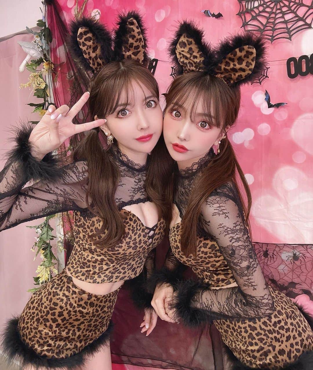 吉川ちえのインスタグラム：「【🐆🩷🐆🩷🐆🩷】 . 双子でヒョウのコスプレ😍❤️ 実はこれカナちゃんが ( @kanaxxy_0421 )が ( @dress_sugar )さんと コラボして作ったコスプレなの🥰👍 めっちゃ可愛かった😚💓💓 . あと黒猫🐈‍⬛コスプレも 可愛かったなぁ✌️💕💕 . #ハロウィン #ハロウィンコスプレ  #Sugar #キャバドレスsugar  #ハロウィン仮装 #halloween」