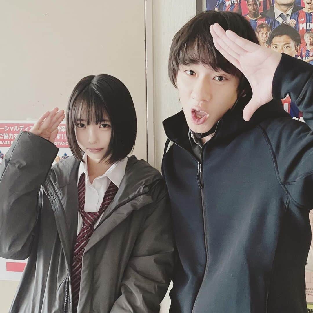 のインスタグラム：「映画「鯨の骨」 いよいよ本日から公開です。 そして初日舞台挨拶、監督と落合さんとさせていただきます。 ㅤㅤㅤㅤㅤㅤㅤㅤㅤㅤㅤㅤㅤ 去年の2月頃に撮影し、そこから本当に色んなことがあり今に至りますが、今の自分でまたこの映画を観ることが出来るの、上映出来ること本当に嬉しいです。 監督には何度も最初に挙動や喋り方の矯正をして頂き、人間矯正から始まってどうなることかと思いましたがたくさん役やこの映画と向き合う事ができました。  主題歌も撮影期間中、作詞作曲しました。鯨の骨。 ぜひ皆皆様、劇場で( ᜊº-° )ᜊ」