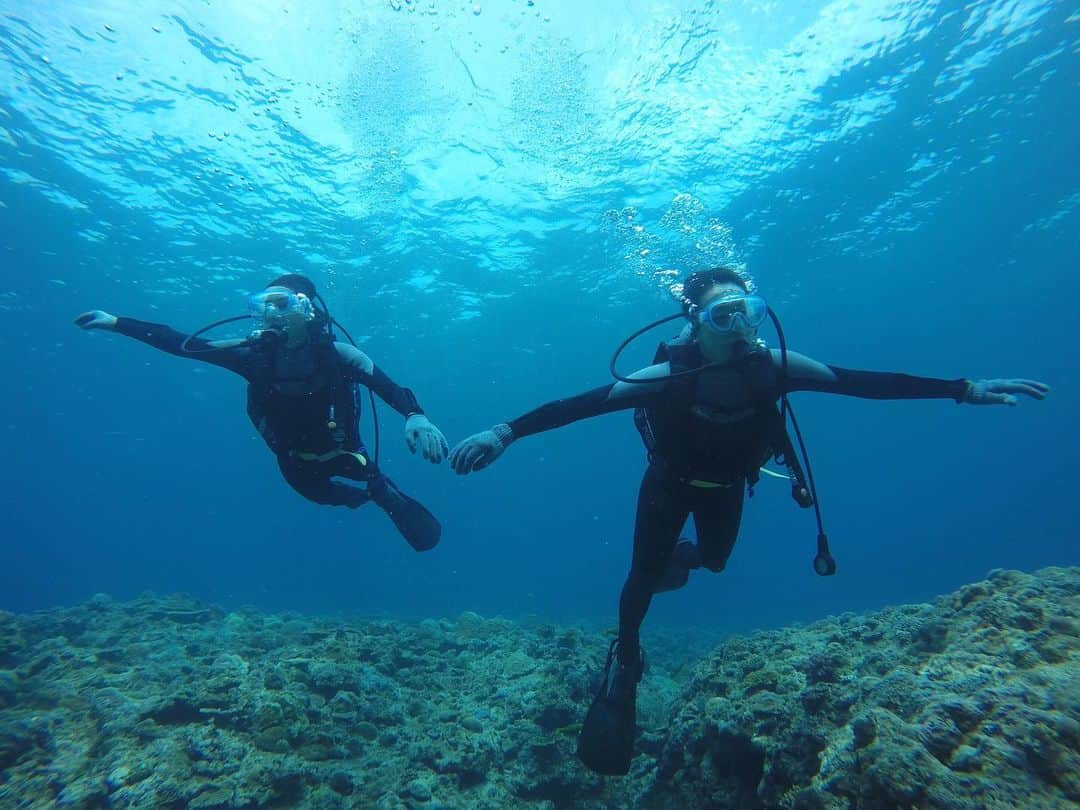 浅田真央さんのインスタグラム写真 - (浅田真央Instagram)「👯‍♀️🤿🪸🐠🐙✨#夏の思い出」10月13日 0時25分 - maoasada2509