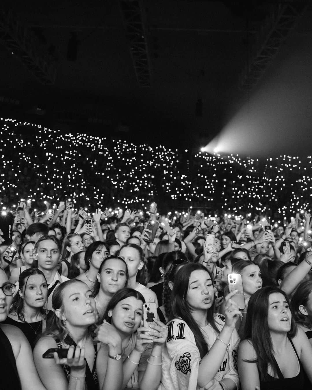 CROさんのインスタグラム写真 - (CROInstagram)「YOU were unbelievable, München! Danke für diesen grandiosen Tourabschluss! 💙🤍   #schonwiedersolangeher  📸 @maxhartmannphoto」10月13日 0時31分 - cro