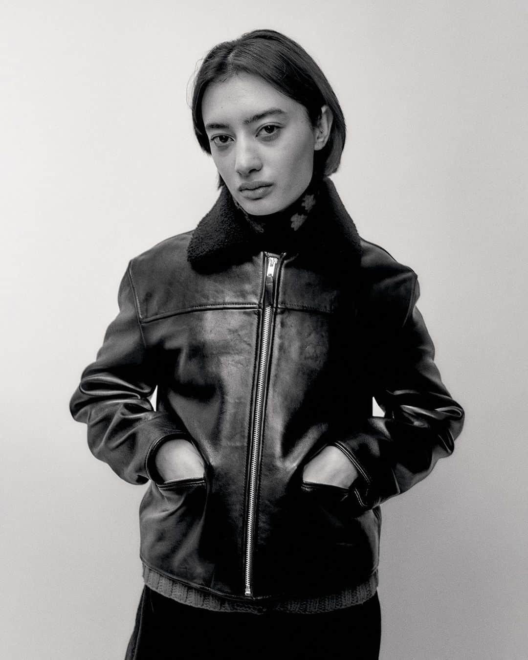 ユーマストクリエイトのインスタグラム：「AW23 New Arrivals  Black leather Pepper jacket with matching black sheepskin collar. Fully lined, with statement heavy duty D-ring metal tabs on the back.」