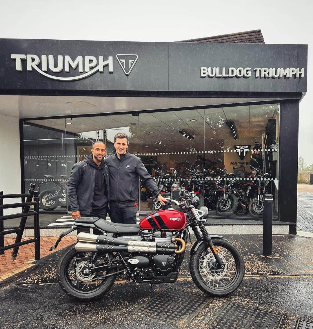 セオ・ウォルコットのインスタグラム：「Thanks for stopping by @theowalcott and hope you enjoyed the ride  . . #bulldogtriumph #triumphuk #triumphmotorcycles #scrambler #triumphscrambler #scrambler900」