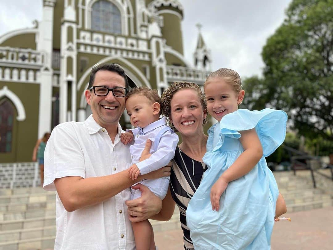 ヤネ・マルケスのインスタグラム：「Hoje é o dia de Nossa Senhora Aparecida e das crianças. Com essa foto do último sábado, no batizado do caçula aqui de casa, peço mais uma vez que a mãezinha do céu proteja e ilumine os nossos pequenos!」