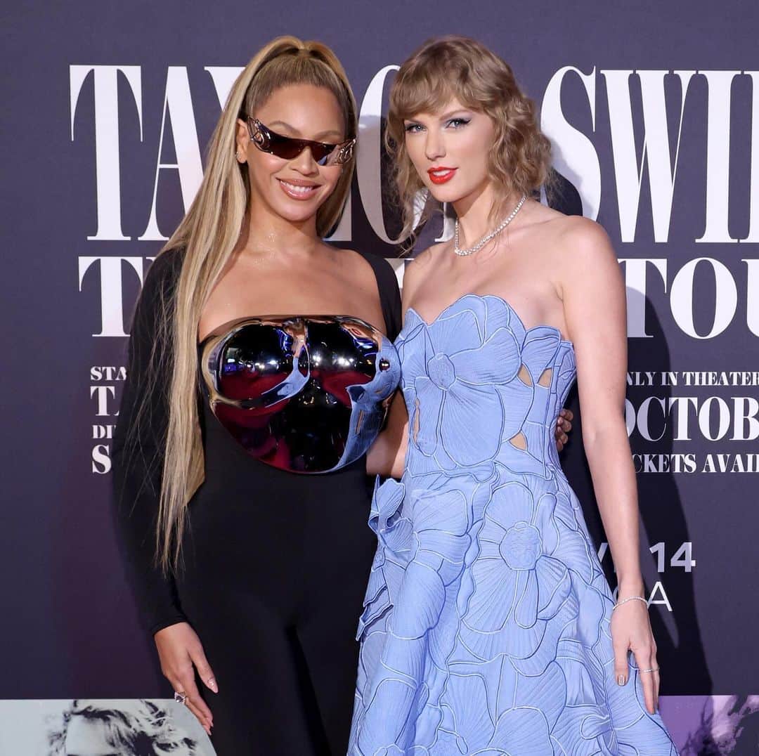 Blonde Saladさんのインスタグラム写真 - (Blonde SaladInstagram)「Beyoncé on the red carpet of Taylor Swift's concert film Eras is living proof that the feud that saw them competing for movie theatre audiences is just tabloid fiction.   "She's been a guiding light in my career," said Swift, who was photographed on the red carpet with Beyoncé: "The fact that she came feels like a fairy tale."   Joining Queen Bey to celebrate the film edition of her tour were Swift's most enthusiastic supporters and celeb Adam Sandler, Julia Garner, Maren Morris, Flava Flav, Hayley Kiyoko, Becca Tilley, Simu Liu, Molly Sims, Jennifer Meyer and Mariska Hargitay. Taylor Swift: The Eras debuts on 12 at 6pm in theatres: the advance in the US and Canada is due to "unprecedented demand". The date of 13 October for first screenings in 90 other countries remains confirmed.   And we go crazy for this golden couple of supportive queens. 💖👯‍♀️  📸 Getty Images  #RedCarpet #TaylorSwift #Beyonce #ErasTour #TheBlondeSalad」10月13日 0時37分 - theblondesalad