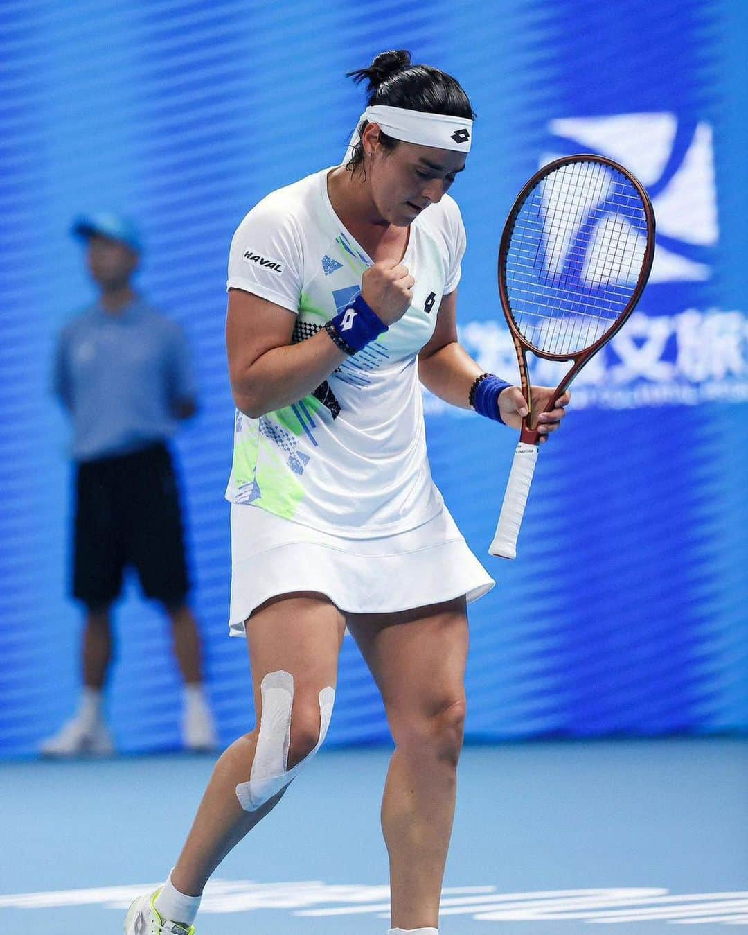 オンスジャブールのインスタグラム：「Loved playing in Zhengzhou, but my knee won’t let me continue. Massive thanks to the Chinese fans and everyone who supported me, I’ll be back next year 🫶」