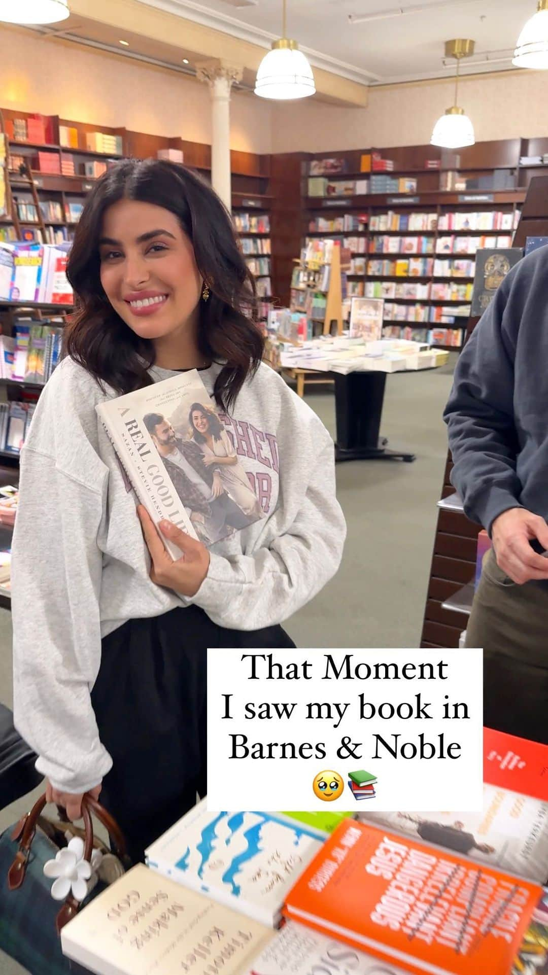 Sazan Hendrixのインスタグラム：「Pinch me, I’m about to see my book in real life! 🥹📚  As I anxiously combed through @barnesandnoble in NYC, searching for ‘A Real Good Life,’ I was swept away by the magic of God turning one of my wildest dreams into reality. This dream, which once lingered only in the depths of my mind, now graces these shelves. 😭  It took us five years to reach this moment, and what I can tell you is that God’s timing may not always be convenient, but it’s absolutely perfect. I genuinely hope that this book serves as a testament to never stop trusting God, no matter what season of life you’re in—whether good, bad, hard, sad, or happy 🫶🏽  If you find yourself in NYC, make sure to swing by the Union Square location because I signed some copies & left special hidden notes inside, just for you! Or head to any store where books are sold and grab your copy!! Going to start a book club next week so don’t read too fast! Ha! If you already started reading, what chapter are you on!?Comment “Good Life” & I’ll DM you a link!!! 🤗💫 #DreamBig #ARealGoodLife #BookstoreMagic」