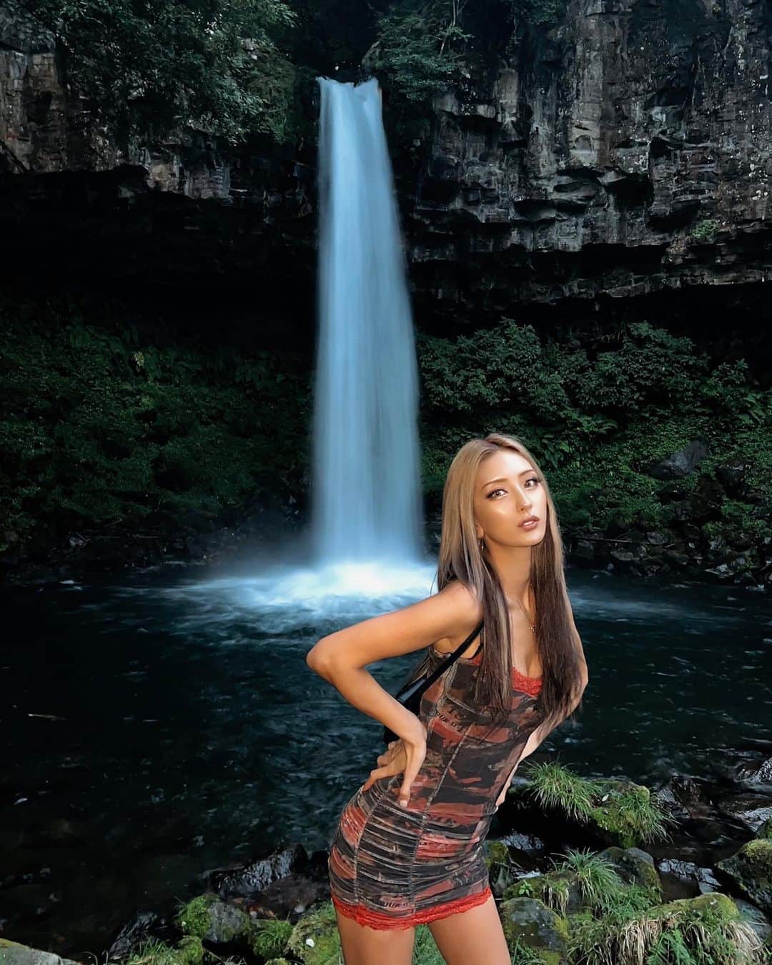 ゆん（並木優奈）さんのインスタグラム写真 - (ゆん（並木優奈）Instagram)「滝が見たくて 連れてってもらった✌🏾❤️‍🔥  #萬城の滝」10月13日 0時46分 - yunaaaaa.x