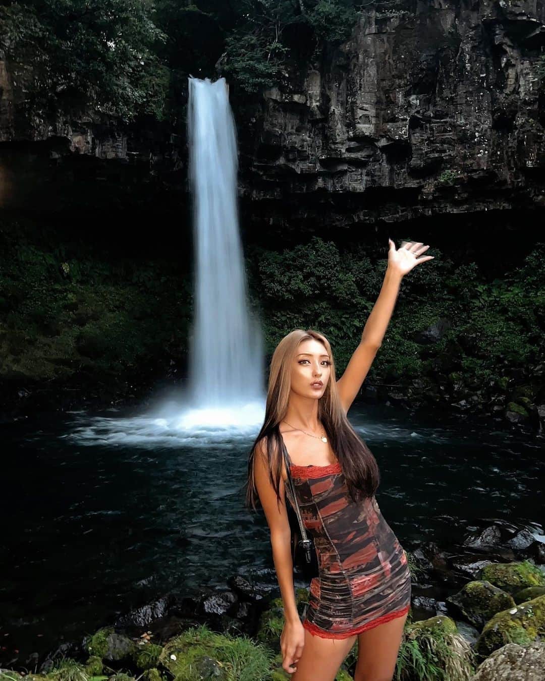 ゆん（並木優奈）さんのインスタグラム写真 - (ゆん（並木優奈）Instagram)「滝が見たくて 連れてってもらった✌🏾❤️‍🔥  #萬城の滝」10月13日 0時46分 - yunaaaaa.x