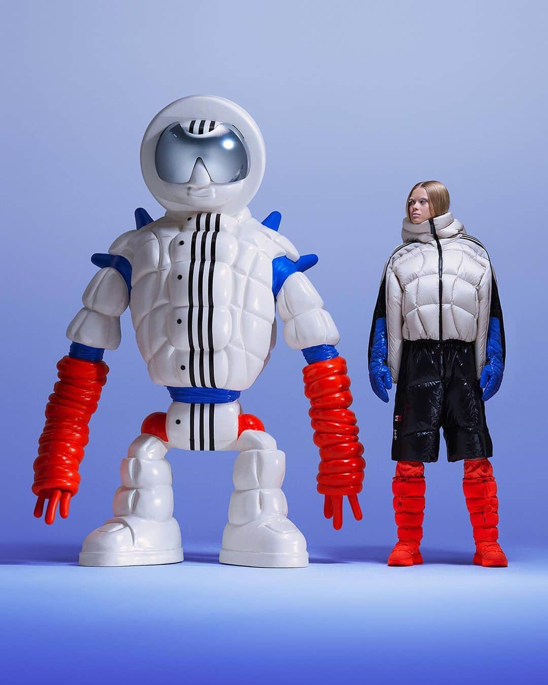 モンクレールさんのインスタグラム写真 - (モンクレールInstagram)「Red, white, and new.  @garycard’s playfully-puffed explorer sculpture finds a human connection, dressed in the Fusine jacket from the new Moncler x @adidasoriginals collection.  See the full collection at moncler.com.   #MONCLERADIDASORIGINALS  #MONCLERGENIUS」10月13日 1時00分 - moncler