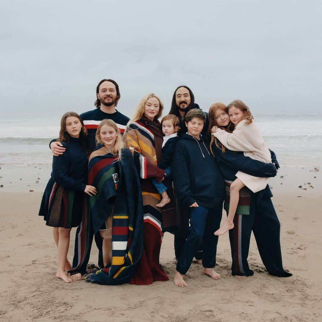 デヴォン青木のインスタグラム：「Our favorite family portrait #TommyHilfiger #TommyFamily #TommyXPendleton」