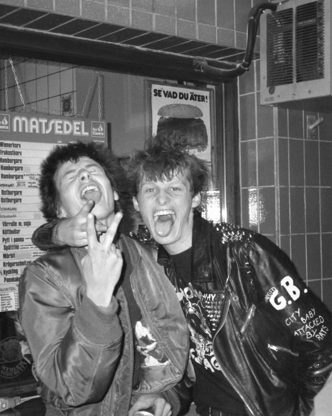 Kerrang!さんのインスタグラム写真 - (Kerrang!Instagram)「In pictures: The bands, fans and mayhem of the ’80s Swedish Råpunk movement 🇸🇪🤘🏼   Hit the link in bio to see some exclusive shots from new book Råpunk – The Birth Of Swedish Hardcore 1981-89 🔗  📸: Fabian Hansson Bernstone, Helena Johnson, Jan Jutila, Ronny Lindblad」10月13日 0時55分 - kerrangmagazine_