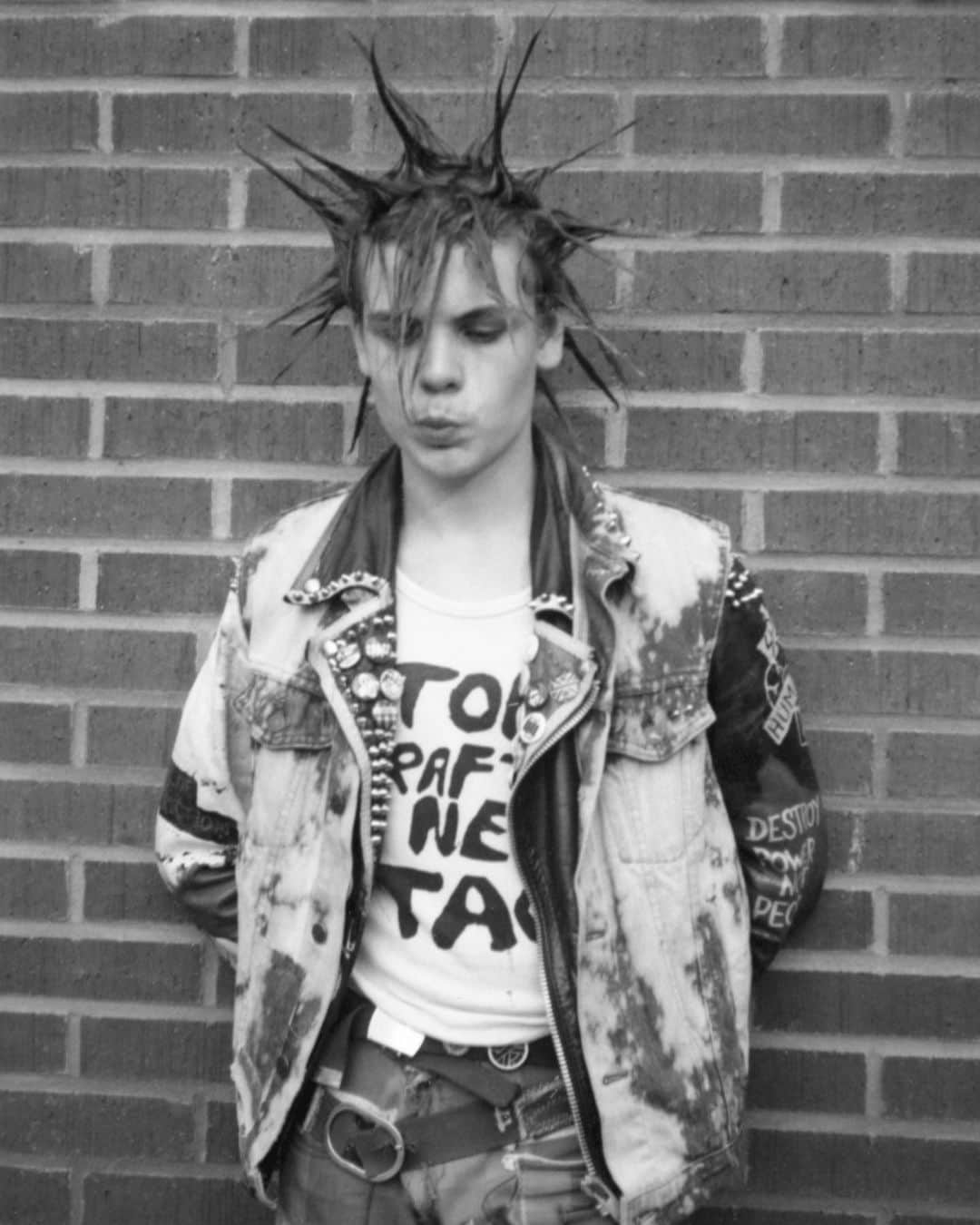Kerrang!のインスタグラム：「In pictures: The bands, fans and mayhem of the ’80s Swedish Råpunk movement 🇸🇪🤘🏼   Hit the link in bio to see some exclusive shots from new book Råpunk – The Birth Of Swedish Hardcore 1981-89 🔗  📸: Fabian Hansson Bernstone, Helena Johnson, Jan Jutila, Ronny Lindblad」