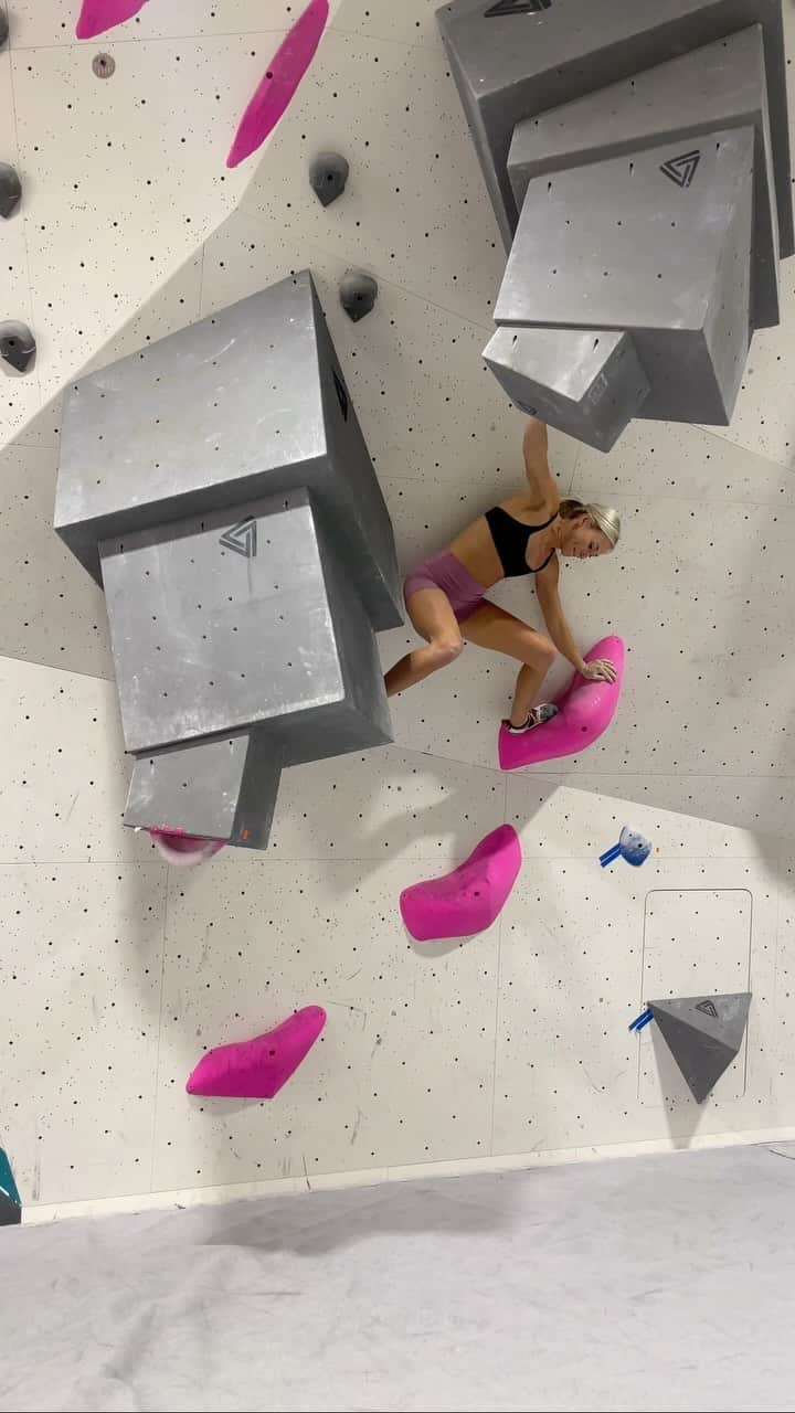 シエラ・ブレア・コイルのインスタグラム：「A masterpiece of a boulder set by @r.noahkiser at @altaboulders 🔥」