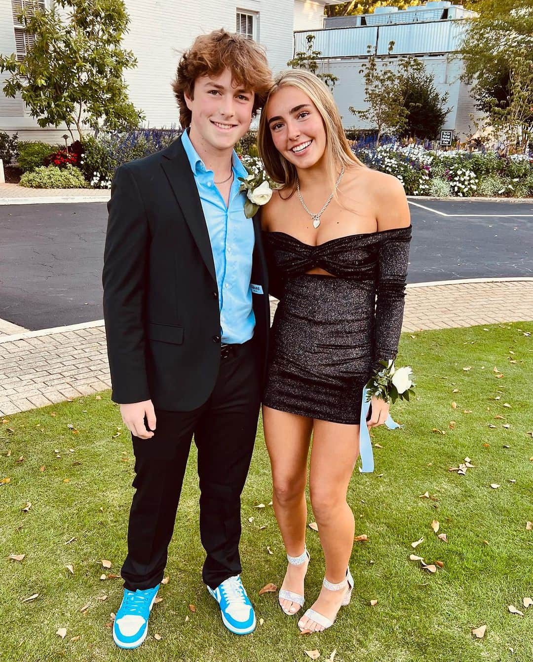 アンジー・ハーモンのインスタグラム：「Em’s first #hoco ! So proud of you sweet girl & you look STUNNING!! You’re incredible & beautiful inside & out! ❤️👏🏼🎉💖🌟 I love you more than anything & everything!   #blessed #grateful #mybaby #hoco #mybabygirl #love」