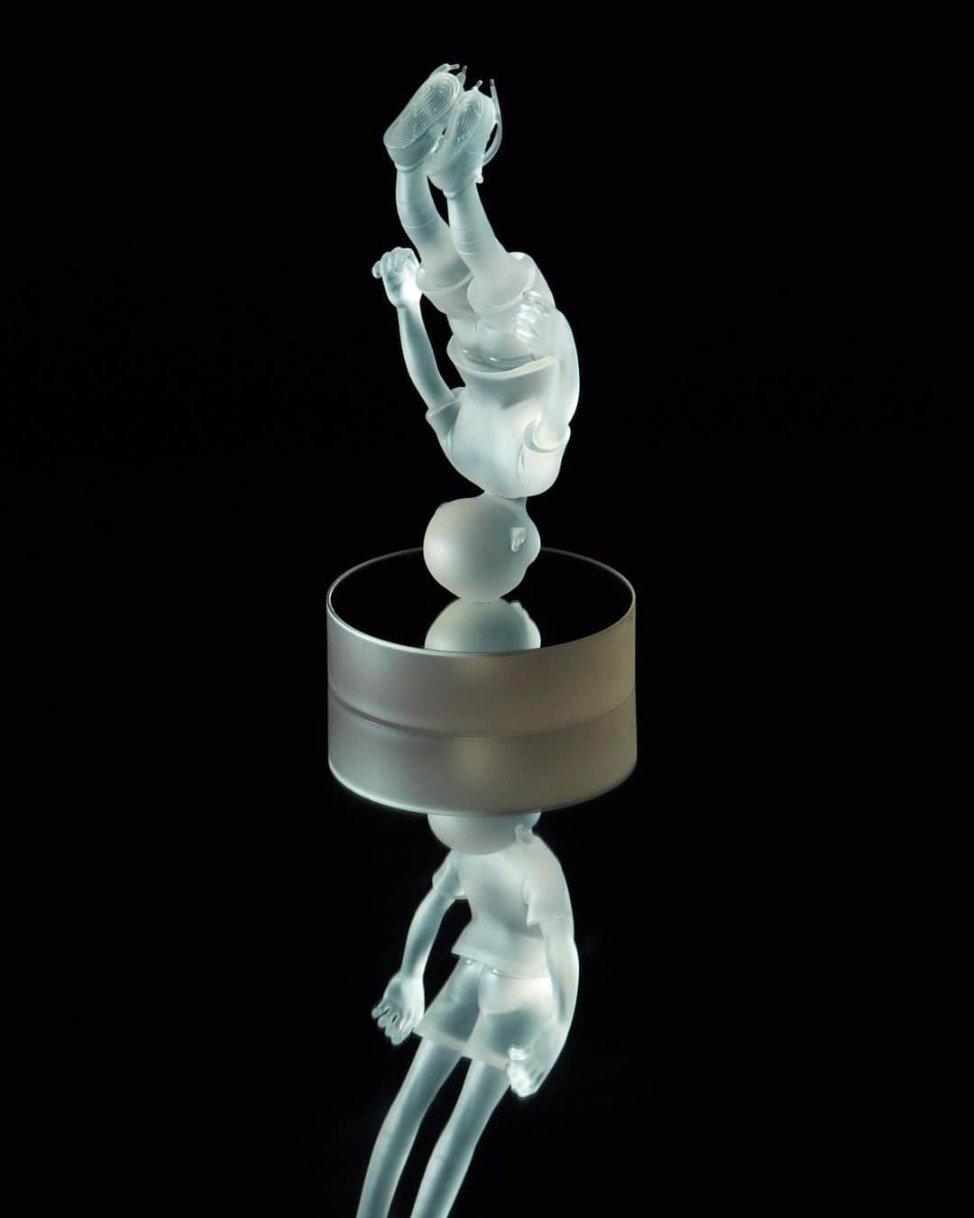 ジェームス・ジーンのインスタグラム：「Available NOW on @avant.arte, Descendent - Lucid Dreamer.   A long time coming, our first time-limited collaboration is an edition of sculptures in frosted resin and mirrored glass. Descendent like you’ve never seen him before.  €1000, with free worldwide shipping – each sculpture is individually numbered and delivered in a bespoke wooden box with a signed certificate of authenticity.   Ends October 19 at 9:00 PT.   Link in bio.」