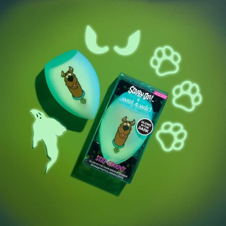 wet'n wild beautyのインスタグラム：「Groovy even in the dark! Get the glow-in-the-dark 'Stay Groovy' Sponge!⁠ ⁠ Available NOW at Walmart (in-store) & @Amazon and NOW at wetnwildbeauty.com & walmart.com (soon) #ScoobyDooxWNW #crueltyfree」