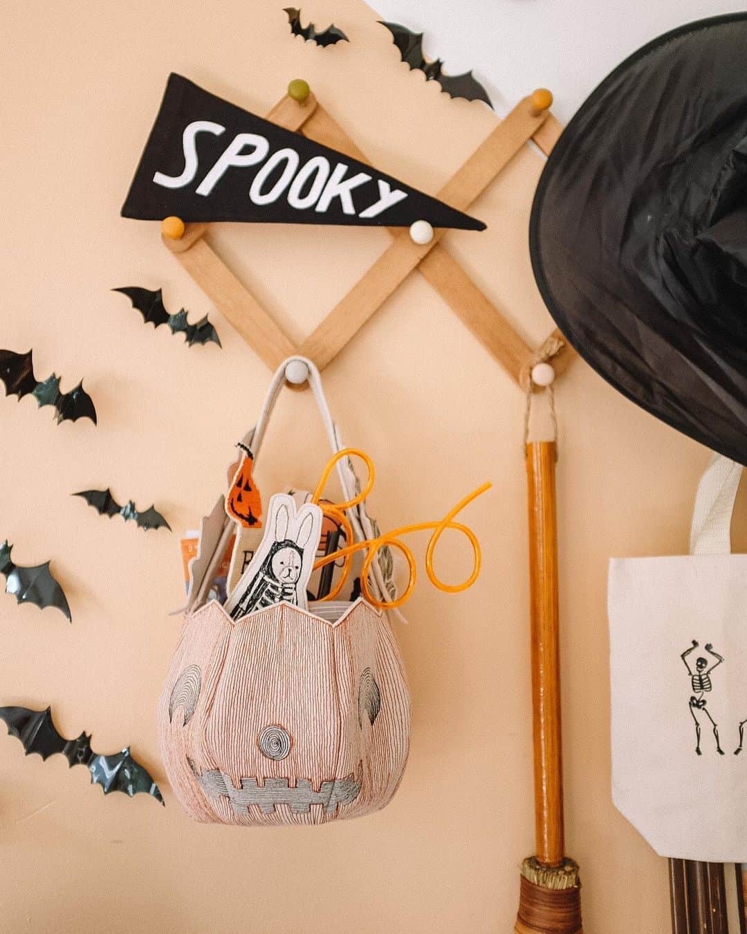 コーラル アンド タスクのインスタグラム：「We love this sweet and spooky scene from @oliveandames 🦇 Our Felt Friend and Jack-o-lantern basket are perfect gifts for your favorite trick-or-treaters! 🎃🖤 #regram #coralandtusk #boobasket #halloweendecor #autumndecor」