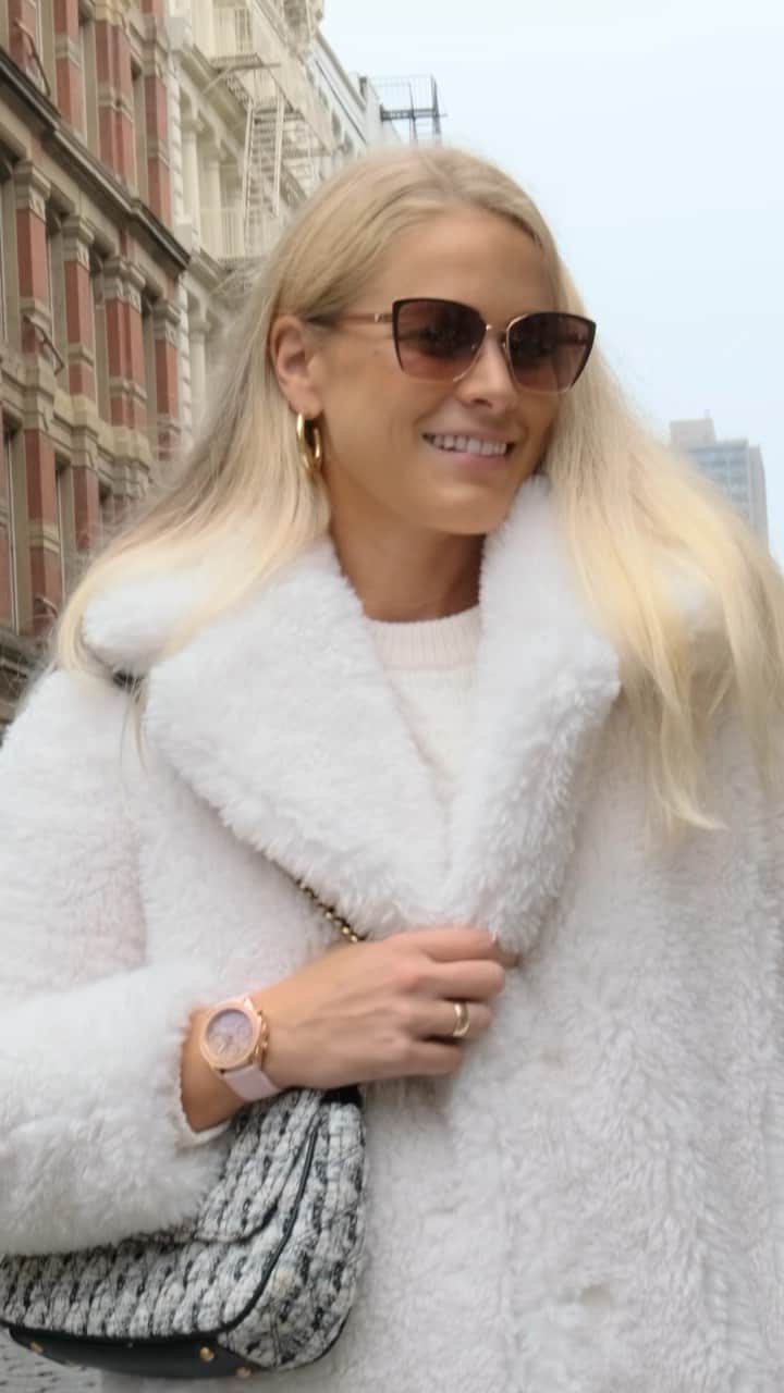 ゲスのインスタグラム：「Best view of the city with #GUESSEyewear. @getintouchfoundation @betsynilan   The limited-edition #GUESSEyewear serves as a reminder to perform a breast self-exam. Get yours and download the Daisy Wheel App today! #BreastCancerAwarenessMonth」