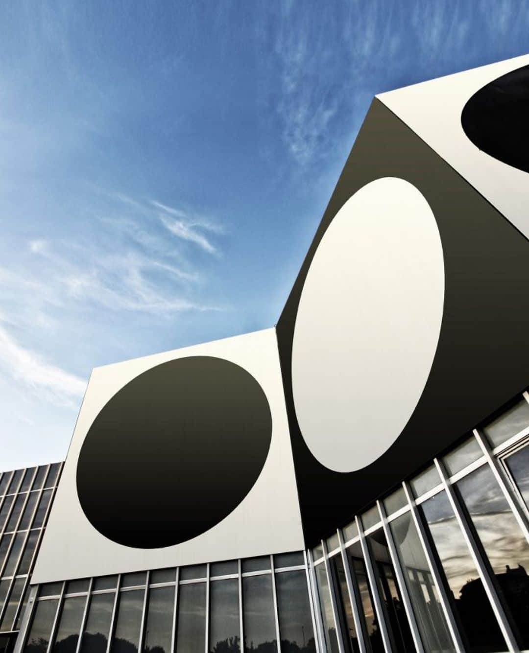 カンパニードプロバンスのインスタグラム：「Parce qu'il n'y a rien de plus élégant que l'association du noir & du blanc, le musée Vasarely à Aix-en-Provence a été une source d'inspiration pour nos Savons Liquides de Marseille Thé Noir & Thé Blanc 🖤🤍⁠ ⁠ Et vous, vous aimez nos intemporels flacons laqués Noir & Blanc ?⁠ __⁠ ⁠ Because there is nothing more elegant than the association of black & white, the Vasarely Museum in Aix-en-Provence was one of our main inspirations for our Marseille Liquid Soaps Black Tea & White Tea 🖤🤍⁠ ⁠ Do you like our Black & White lacquered bottles ?⁠ ⁠ #compagniedeprovence #blackandwhite⁠」
