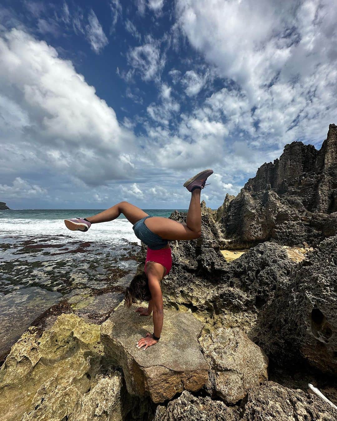 ミーガン・マーチンのインスタグラム：「Throw back to handstands and beach time in one of my favorite places of all time, Kauai ❤️! Always bring my @athleticbrewing refreshments with me 🍻🤩!」