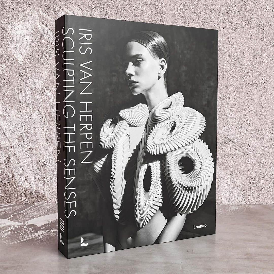 Iris Van Herpeさんのインスタグラム写真 - (Iris Van HerpeInstagram)「Very excited to share that my limited ‘Artist-edition’ Book is finally out now for pre-order.  This edition is limited as it comes with an original Haute Couture illustration, a technical pattern drawing and a printed fabric sample collected from my archive.  Each book holds a different combination of these collector items which makes every book unique.  ‘Sculpting the Senses’ brings together hundred Haute Couture designs with magnificent editorial images by Solve Sundsbo, Nick Knight, Tim Walker, Luigi & Iango and others.  Wondrous closeup photos reveal my close collaborations with artists, architects and researchers such as Rogan Brown, Philip Beesley and Kim Keever.  Authors include Tilda Swinton, Hans Ulrich Obrist, Cloe Pitiot, Louise Curtis and Ariane Koek.  Over the moon and beyond grateful for everyone who made this happen and I hope this will bring inspiration to you all.   You can pre-order via the Linktree in the bio  ‘Iris van Herpen. Sculpting the Senses’ is published to coincide with the retrospective exhibition at @MadParis   #irisvanherpen #hautecouture」10月13日 1時05分 - irisvanherpen
