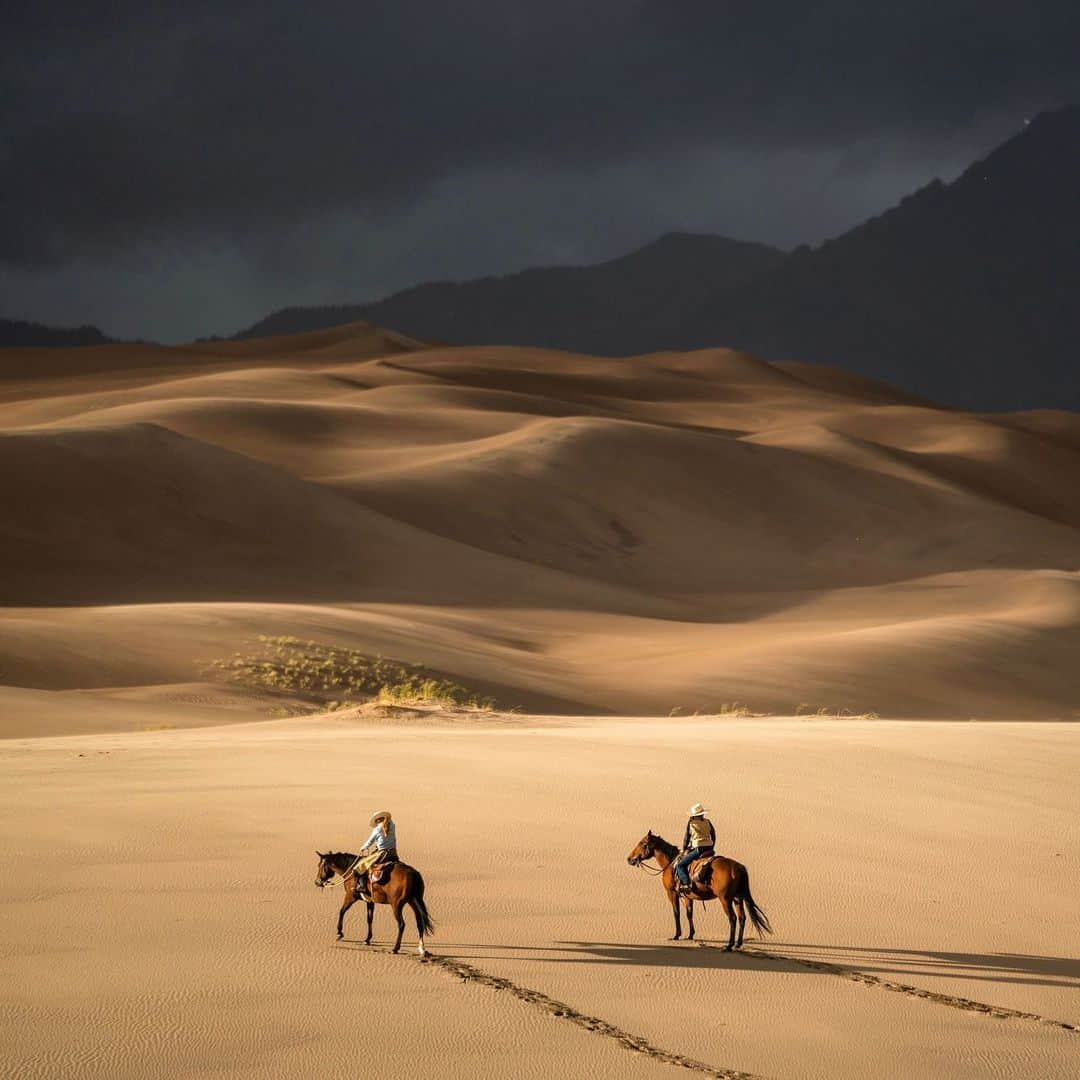 クリス・バーカードのインスタグラム：「“A horse loves freedom, and the weariest old work horse will roll on the ground or break into a lumbering gallop when he is turned loose into the open.” — Gerald Rafferty  Shot in 2018 at the Great Sand Dunes, Colorado during a photography workshop I hosted. Landscapes like these can’t help but inspire that sense of freedom best understood by our equine friends…」