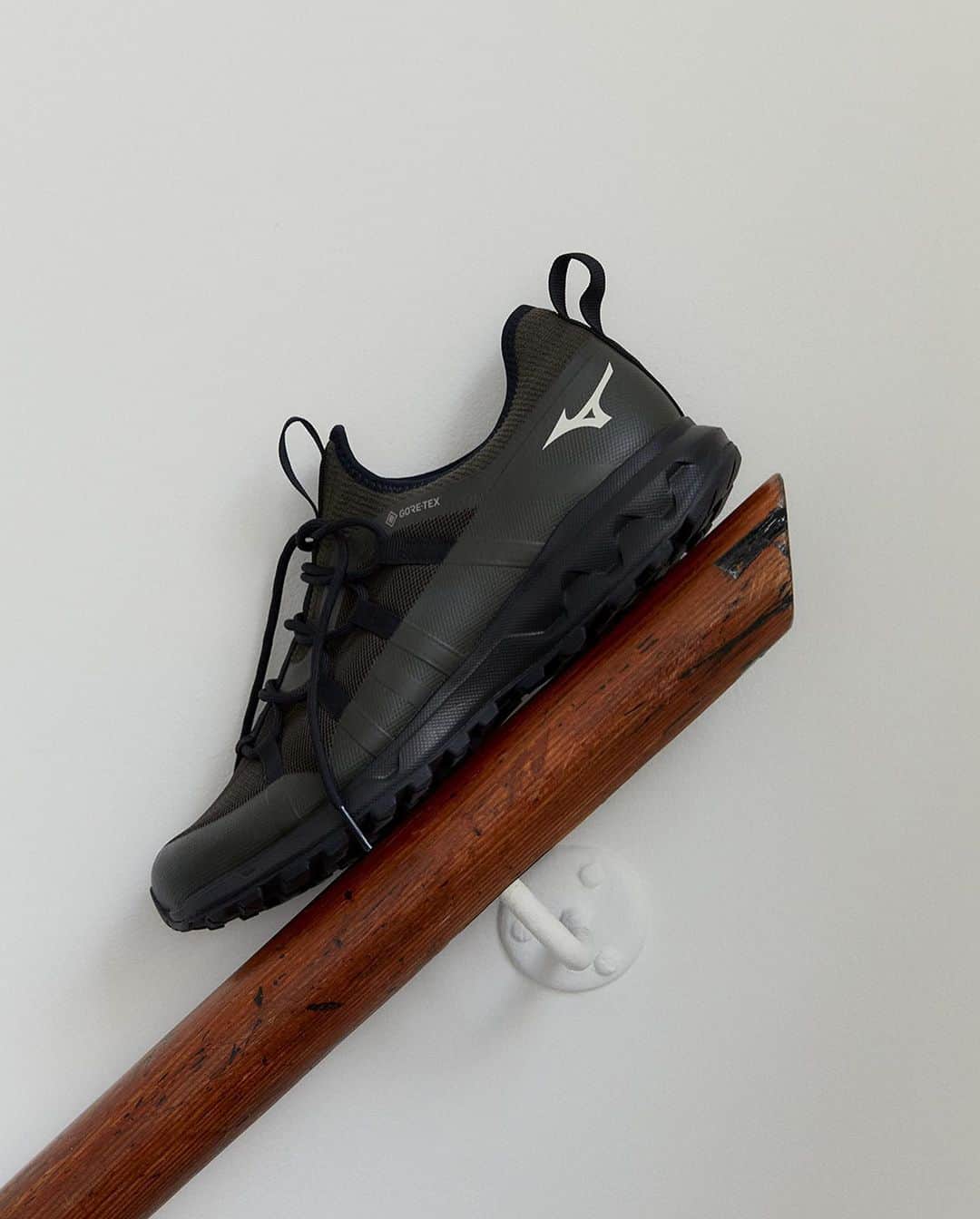 のインスタグラム：「Pull On Walking Shoe in Gore-Tex   #MargaretHowell #Mizuno」