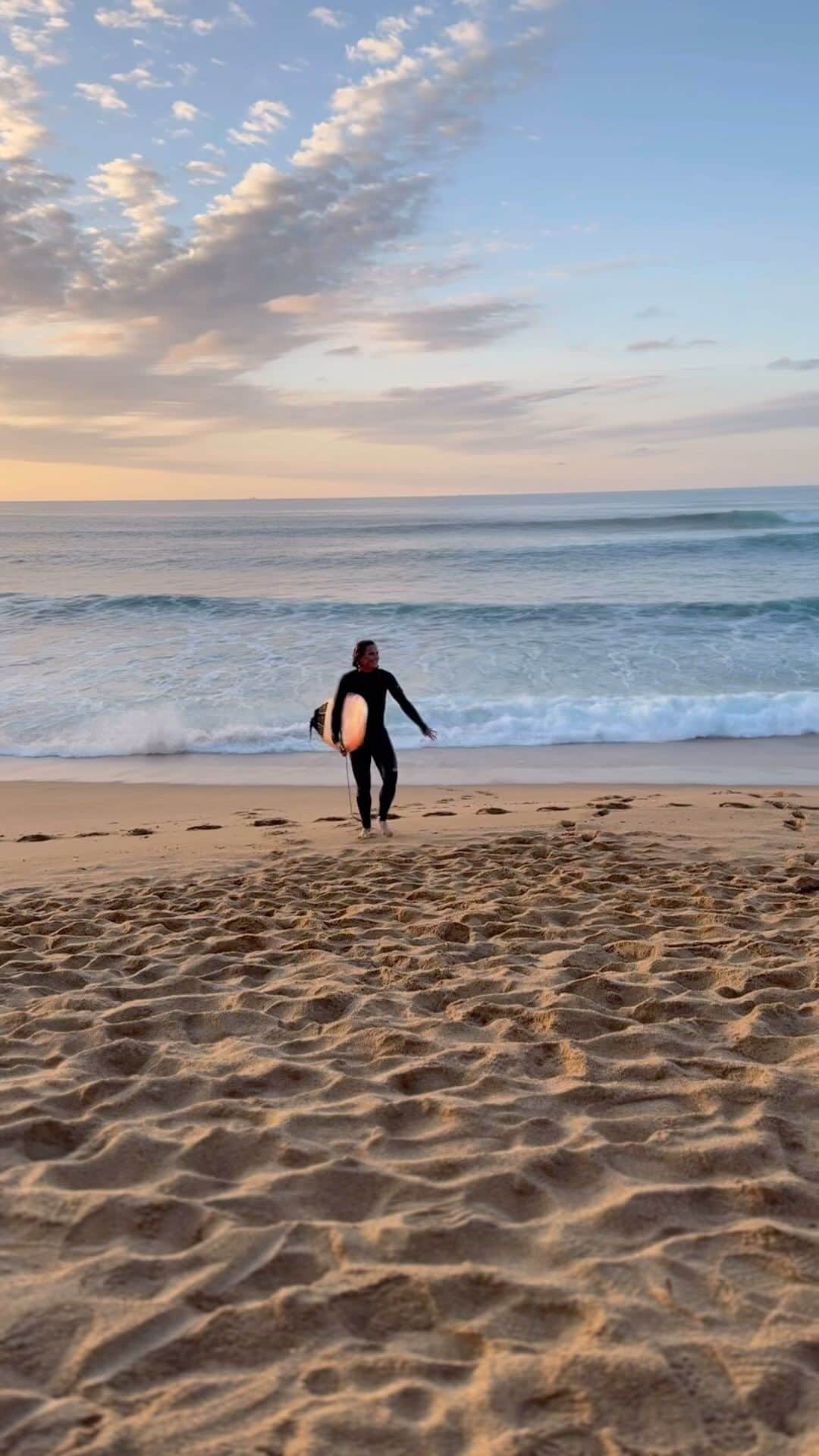 コートニー・コンローグのインスタグラム：「Life is a wild ride but I’m gonna ride it!  I can’t wait for the winter weather my boards are ready 😝🌊🏄‍♀️🏂❄️」