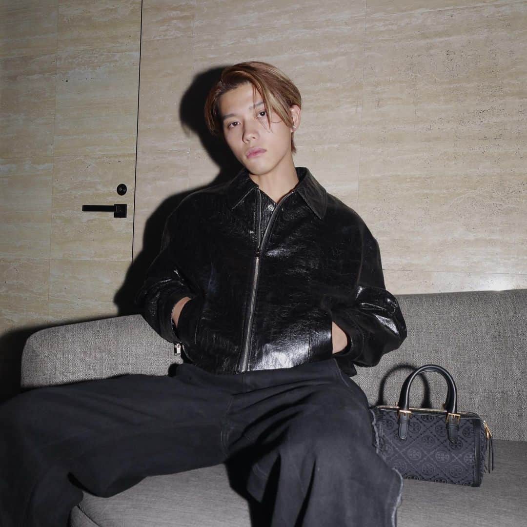 南雲奨馬のインスタグラム：「「ToryBurch」  トリーバーチのアイコンバックにダークな新作 皆さん是非チェックしてみてね‼︎  #Toryburch　#Tmonogram　#トリーバーチ　#PR」