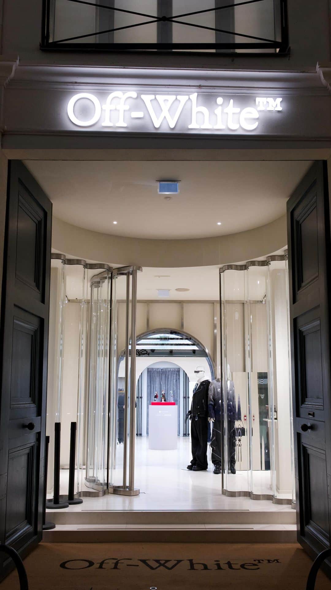 OFF-WHITE C/O VIRGIL ABLOHのインスタグラム：「Off-White™ c/o @MonsterHigh exclusive event at Off-White™ Paris boutique ~ cc @mattelcreations   — Off-White™ Paris 8 Rue de Castiglione  Paris, France 75001」