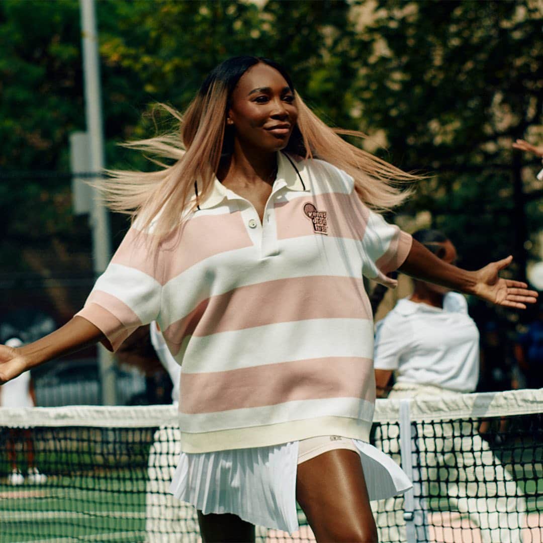Vogueさんのインスタグラム写真 - (VogueInstagram)「From one court to the next, Venus Williams gets a stylish start to her morning with @lacoste with a match in the Bronx before heading downtown for a night on the town.」10月13日 1時14分 - voguemagazine