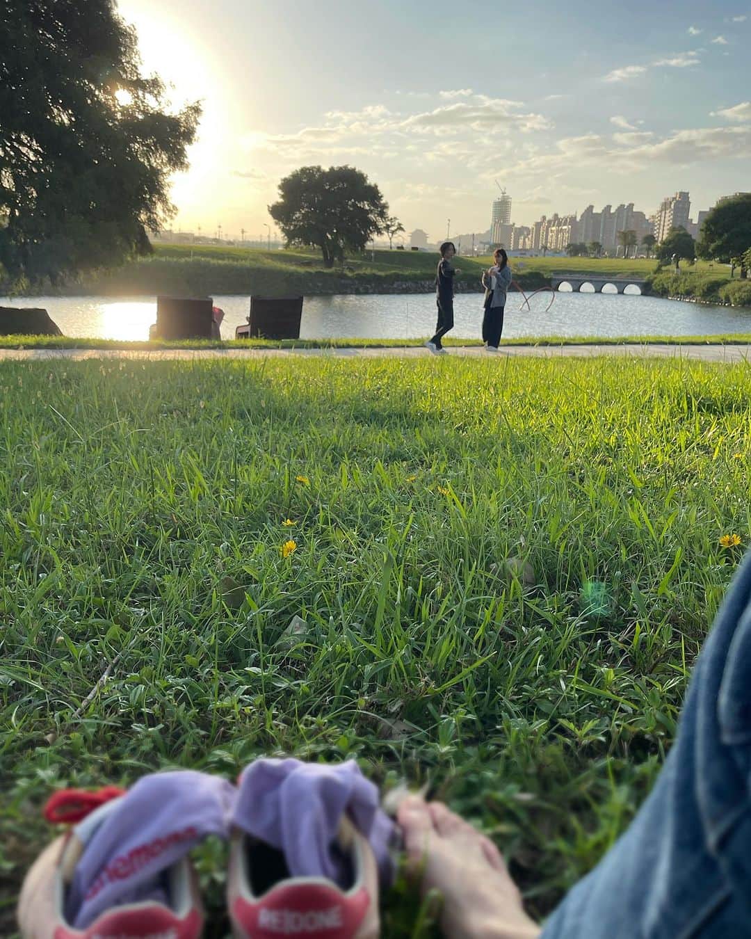ヒビ・ティエンのインスタグラム：「🐦‍⬛☀️  謝謝🌳🌳  『人要低調 心要堅強』」