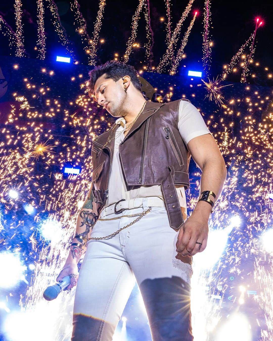 ルアン・サンタナのインスタグラム：「que noite, Ouro Branco-MG!! quem foi, sabe bem do que eu to falando. 👑🔥」