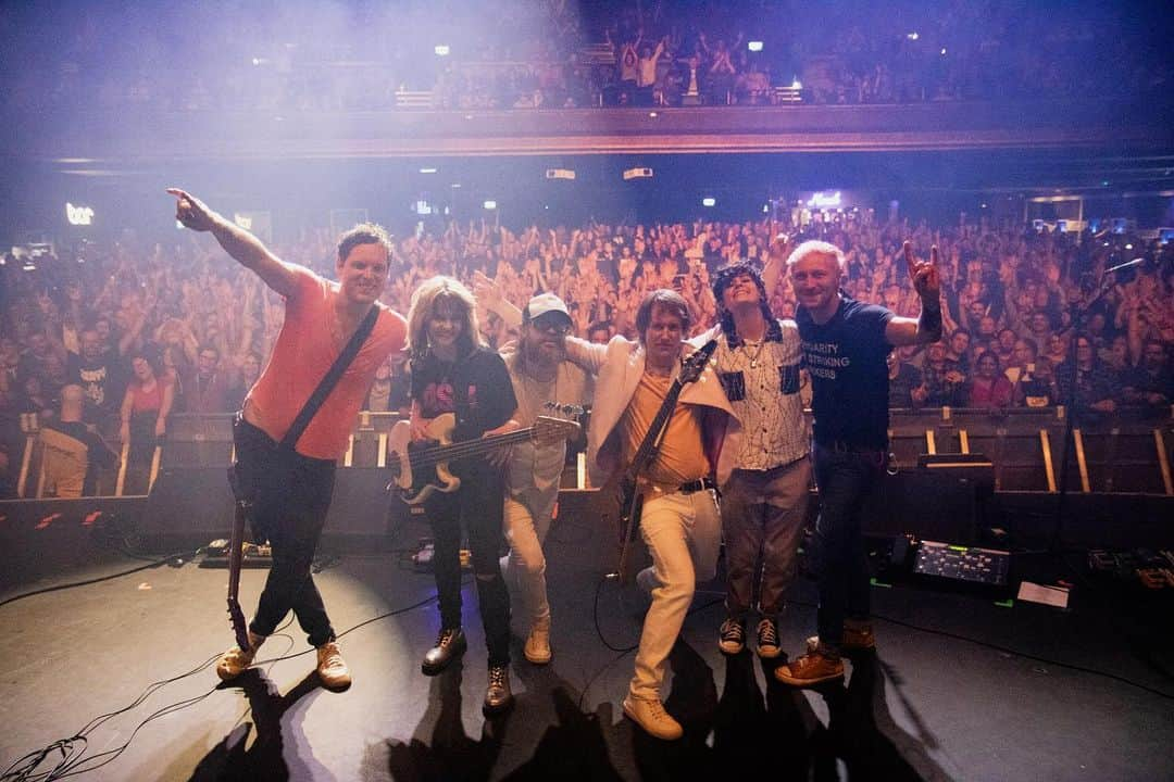 アッシュのインスタグラム：「Touring with @thesubways has been an absolutely joyful time. We can’t wait for the Euro shows in Nov/Dec. Last night at @o2forumktown was peak fun and life affirming to get such an incredible reaction from the crowd. How ya’ll survived at least 5 circle pit / wall of death things is spectacular. The energy was feeding us on stage. Just awesome. London always brings it. Thanks to @demira1997 for coming to perform Oslo and Crashed Out Wasted. The room was blown away by your voice! Thank you to @jealousnostril and @borrellmusic for supporting us on the tour and thanks to every one of the heroes on our crew, new friends on the Subways crew, all our behind the scenes peeps at @eastcitymanagement, @fierce_panda_records and @xraytouring @crosstownconcerts. And a huge big thank you to everyone who came out to make this tour one of the best ever!  📸: @thejoeeley (social media 🐐)」