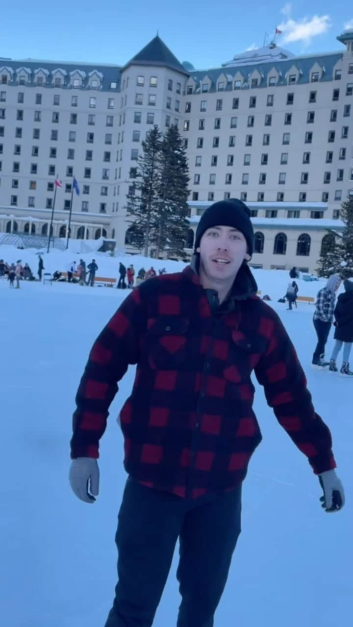 ブライス・シューダックのインスタグラム：「The sound of blades is music to my ears.. 😌  Filmed by @paulayer_   #lakelouise #banffnationalpark #figureskating #wildice #asmr」