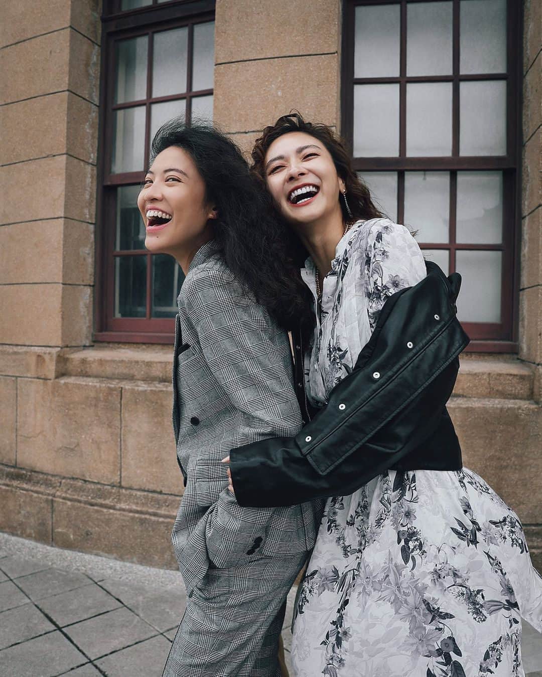 オールセインツのインスタグラム：「Looks good. Feels good.  @yuweiiv wears the Bea Suit + Hallie Boots and @chloehidemi wears the Eila Audrey Dress, Ryder Leather Jacket + Hallie Boots.」