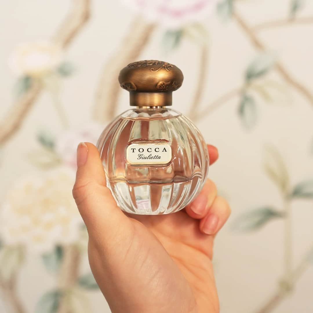 トッカさんのインスタグラム写真 - (トッカInstagram)「With notes of green apple and vanilla orchid, Giulietta gracefully balances the delicate sweetness of the orchid with the crispness of apple. Take a bite. 🍏⁠ ⁠ #TOCCA #LoveYourself ⁠ _ ⁠ #TOCCAbeauty #TOCCAperfume #TOCCAFragrance #TOCCAGiulietta #Giulietta #fragrance #eaudeparfum #perfume #perfumenotes #pretty #perfumery #finefragrance #timelessbeauty #european #handcraftedbeauty #adventure #explore #beauty #indulge #tulip #floral #greenapple #vanilla #vanillaorchid #vanillafragrance #bestseller #bestsellers」10月13日 1時31分 - tocca