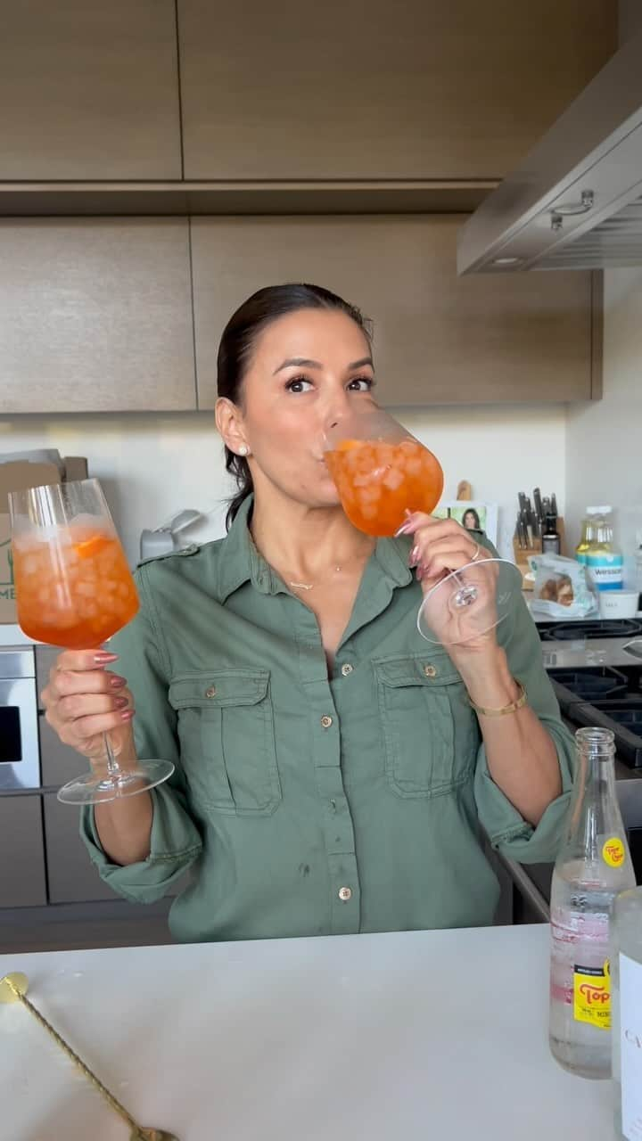 エヴァ・ロンゴリアのインスタグラム：「I never thought to mix aperol with tequila but I had to try since they’re two of my favorite things! Y’all this was sooo good. Try it and be sure to tag me if you recreate! 🧡」