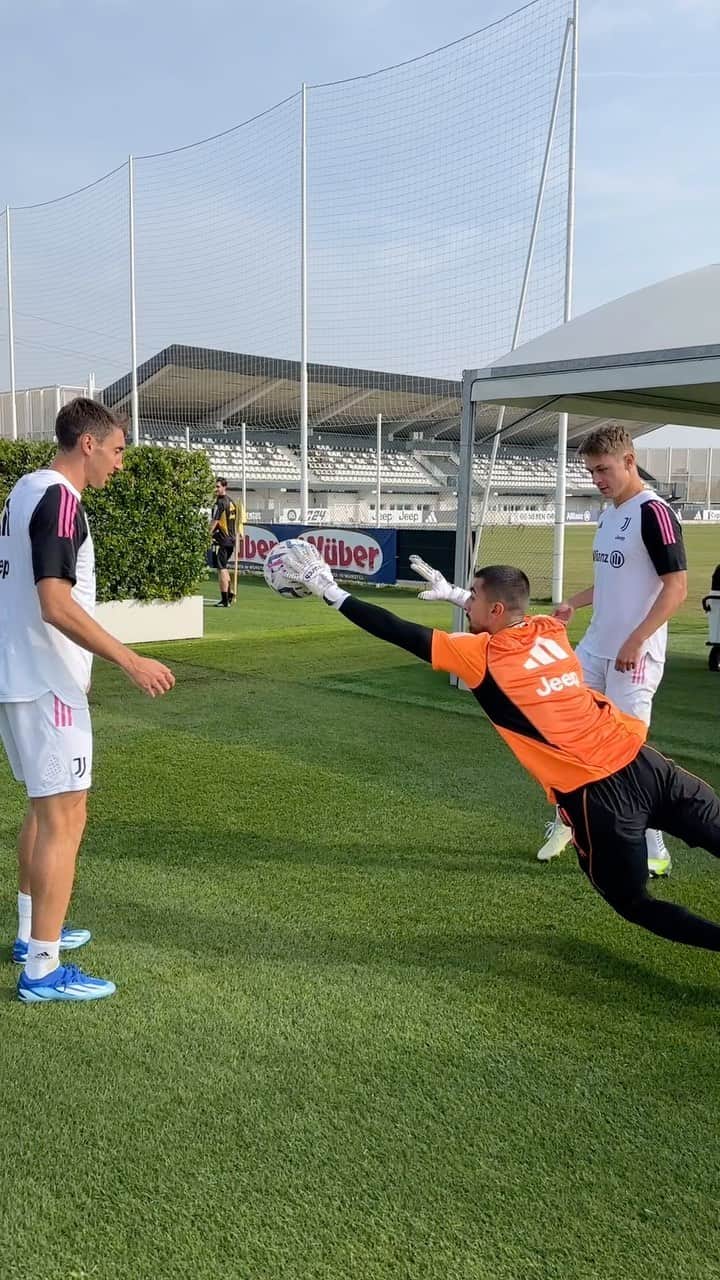 ユヴェントスFCのインスタグラム：「AND HERE COMES MATTIA PERIN! 🏎️💨🦸‍♂️」