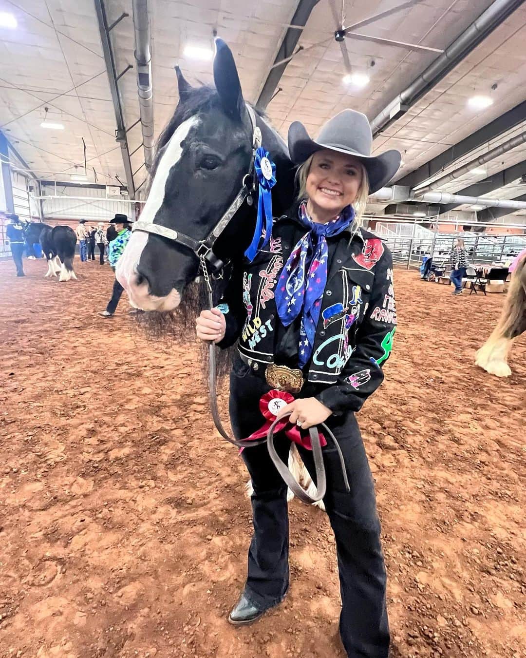 のインスタグラム：「First horse show since 2019! What a weekend. Thanks @samanthacrook1 for helping us get back in show mode! Gypsy Vanner’s forever💕🦄」